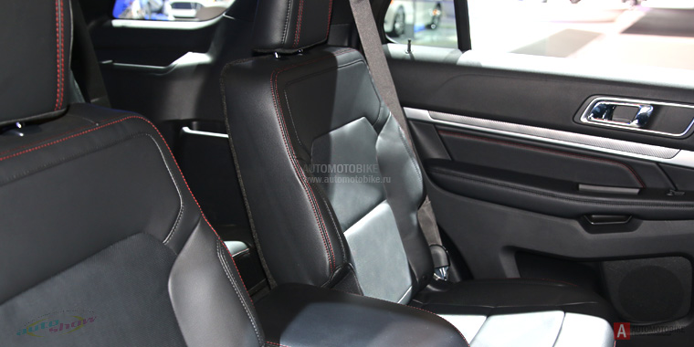 Кожаная роскошная отделка Ford Explorer на автосалоне в Нью-Йорке 2015 Кожаный салон дополненный стильной красной прострочкой Ford Explorer NYAS 2015