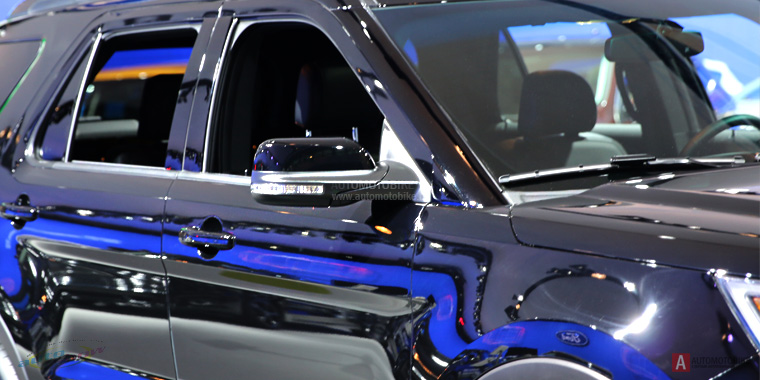 Новый Ford Explorer представлен на автошоу в Нью-Йорке 2015 Внешность Ford Explorer получила хромированную отделку боковых стекол и зеркал NYAS 2015