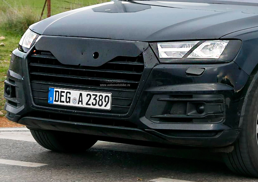 Несмотря на камуфляжную пленку, которая закрывает внедорожник Audi Q7 2015, отчетливо просматриваются элементы видоизмененной решетки радиатора, обновленные передние фары и задние фонари, а также передний и задний бамперы Несмотря на камуфляжную пленку, которая закрывает внедорожник Audi Q7 2015, отчетливо просматриваются элементы видоизмененной решетки радиатора, обновленные передние фары и задние фонари, а также передний и задний бамперы Ку7 Ауди