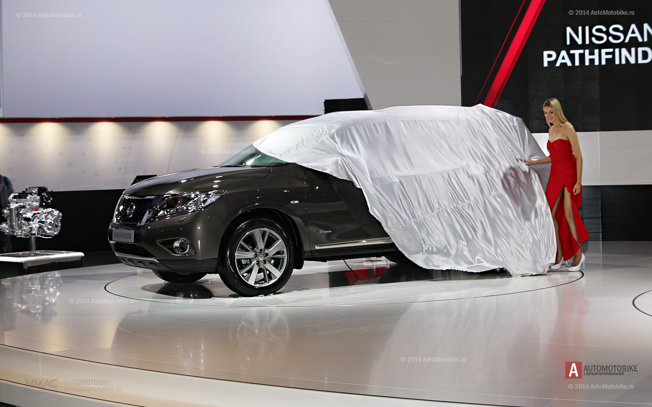 Девушка в красном платье открывает внедорожник Nissan Pathfinder Hybrid 2014 для публики ММАС 2014 Открытие гибридного внедорожника Nissan Pathfinder Hybrid 2014 на Московском Международном автосалоне 2014