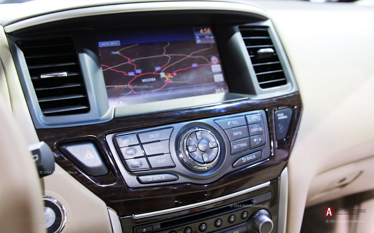 Фотографии салона внедорожника Nissan Pathfinder Hybrid 2014 на автосалоне ММАС 2014 Салон внедорожника Nissan Pathfinder Hybrid 2014 - кожанная отделка, система навигации, климат контроль