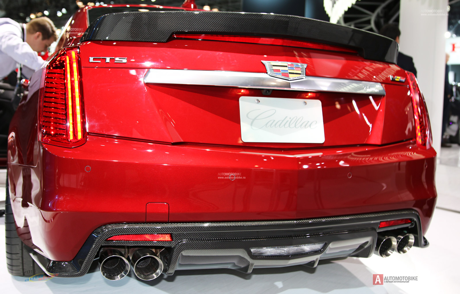 Фотография заднего бампера нового Cadillac CTS-V 2016 года Фотография Cadillac CTS-V 2016 задняя часть. Стильный спортивный седан Cadillac CTS-V 2016 года