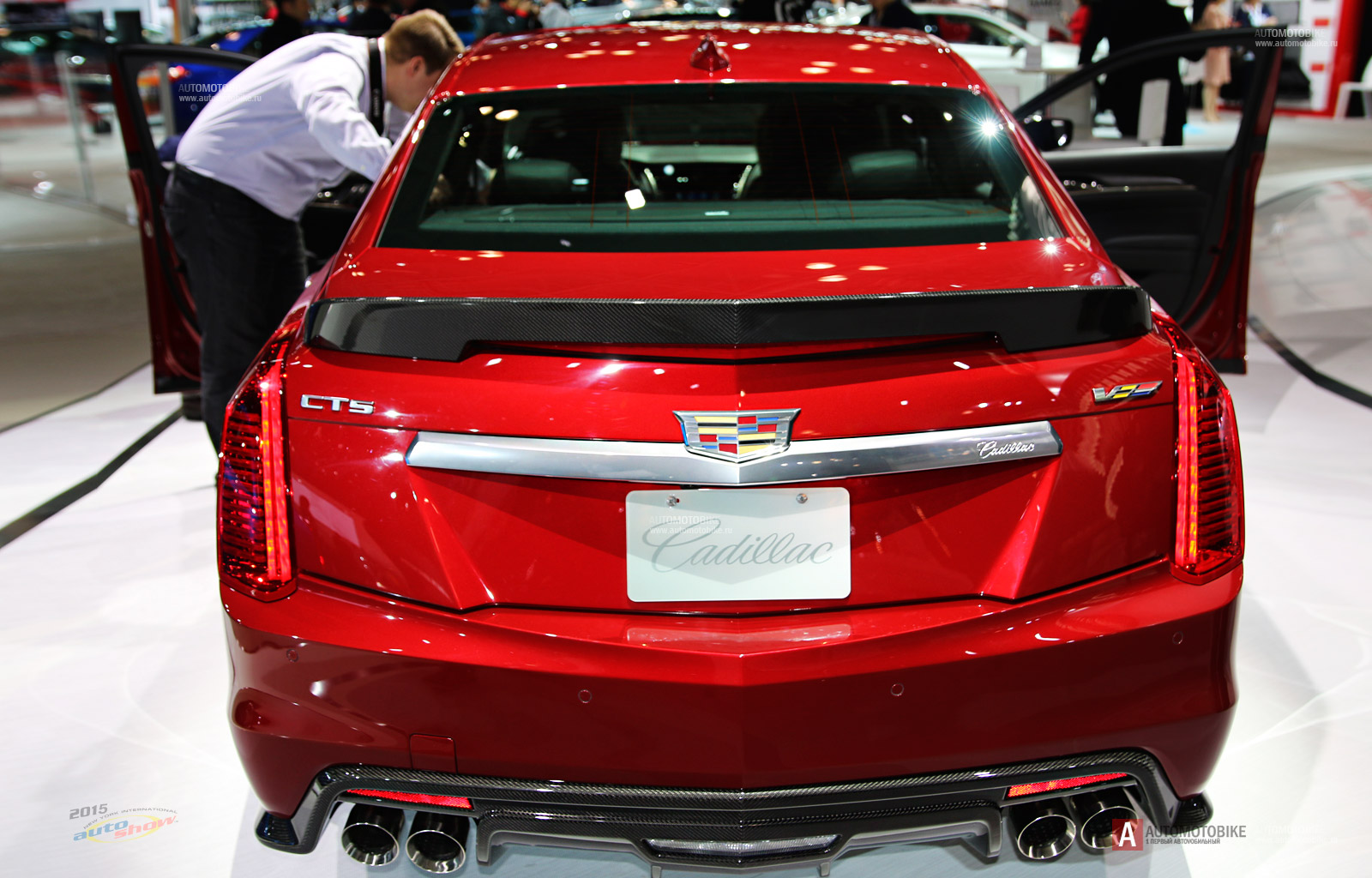 Задняя часть Cadillac CTS-V 2016 Задняя часть Cadillac CTS-V 2016 фотографии новинки. Обзор автомобиля на автосалоне в Нью Йорке 2015