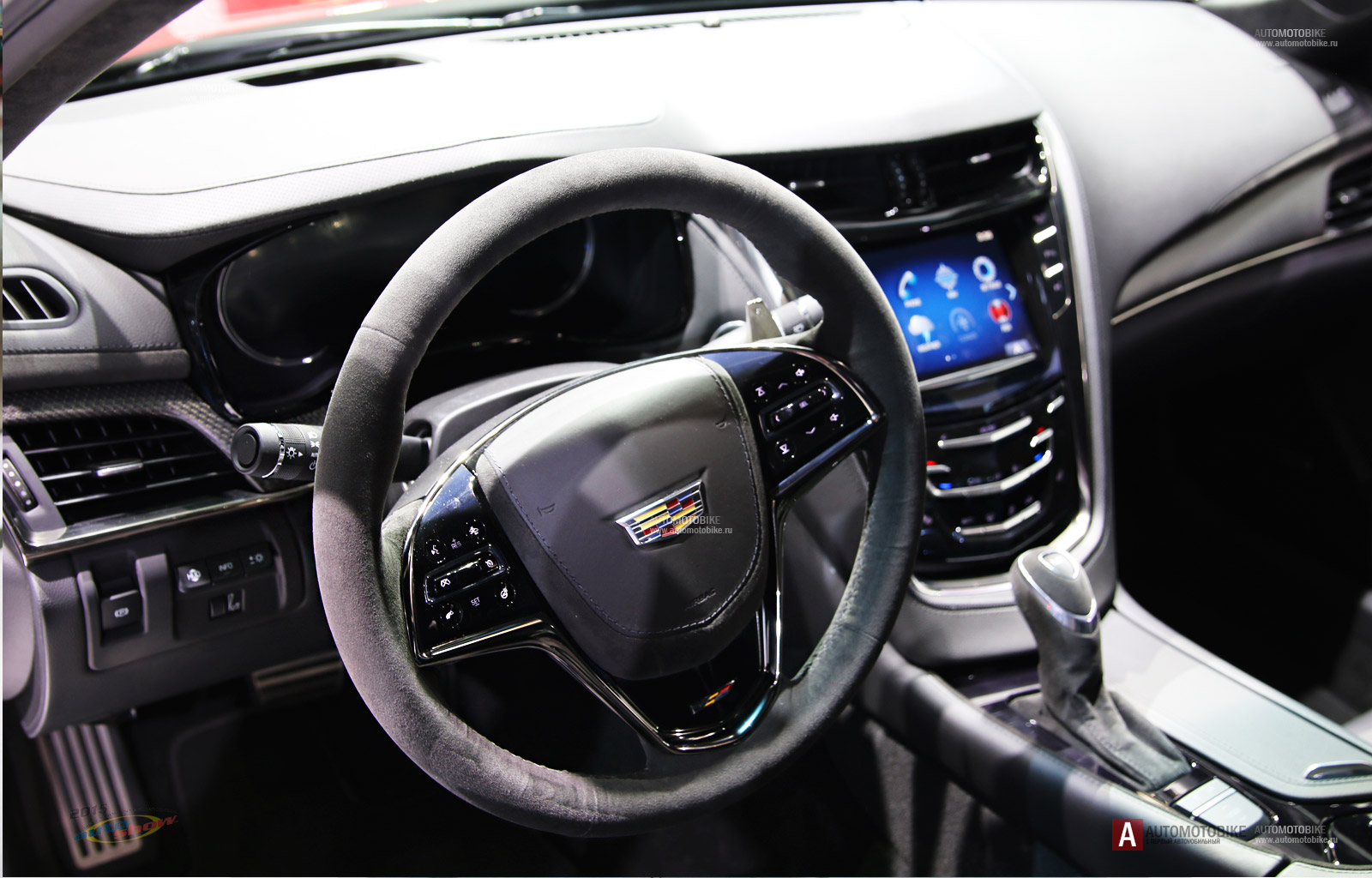 Cadillac CTS-V 2016 обзор нового интерьера автомобиля Обзор интерьера Cadillac CTS-V 2016 модельного года. Фотографии салона руля Cadillac CTS-V 2016 от Автомотобайк