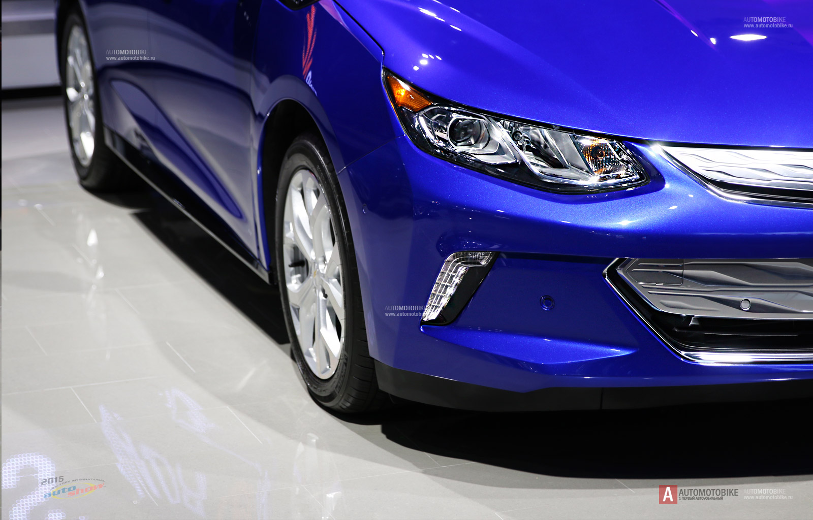 Гибридный Chevrolet Volt 2015 фотографии седана Гибридный Chevrolet Volt на автосалоне в Нью Йорке 2015