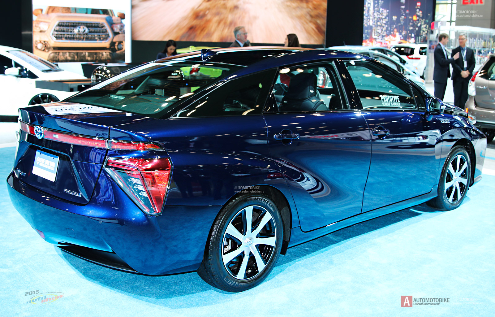 Toyota Mirai обзор автомобиля фотография задней части Обзор водорожного Toyota Mirai 2015 года на автосалоне в Нью Йорке 2015