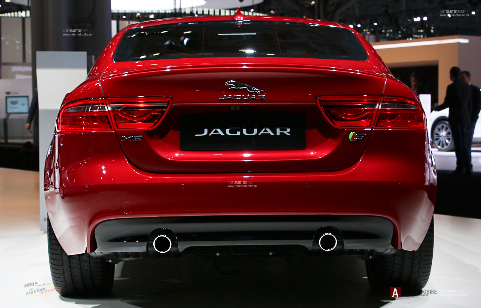 Фотография задней части Jaguar XE S 2016 Фотография задней части Jaguar XE S 2016 - хромированные патрубки, стильный бампер, небольшой спойлер