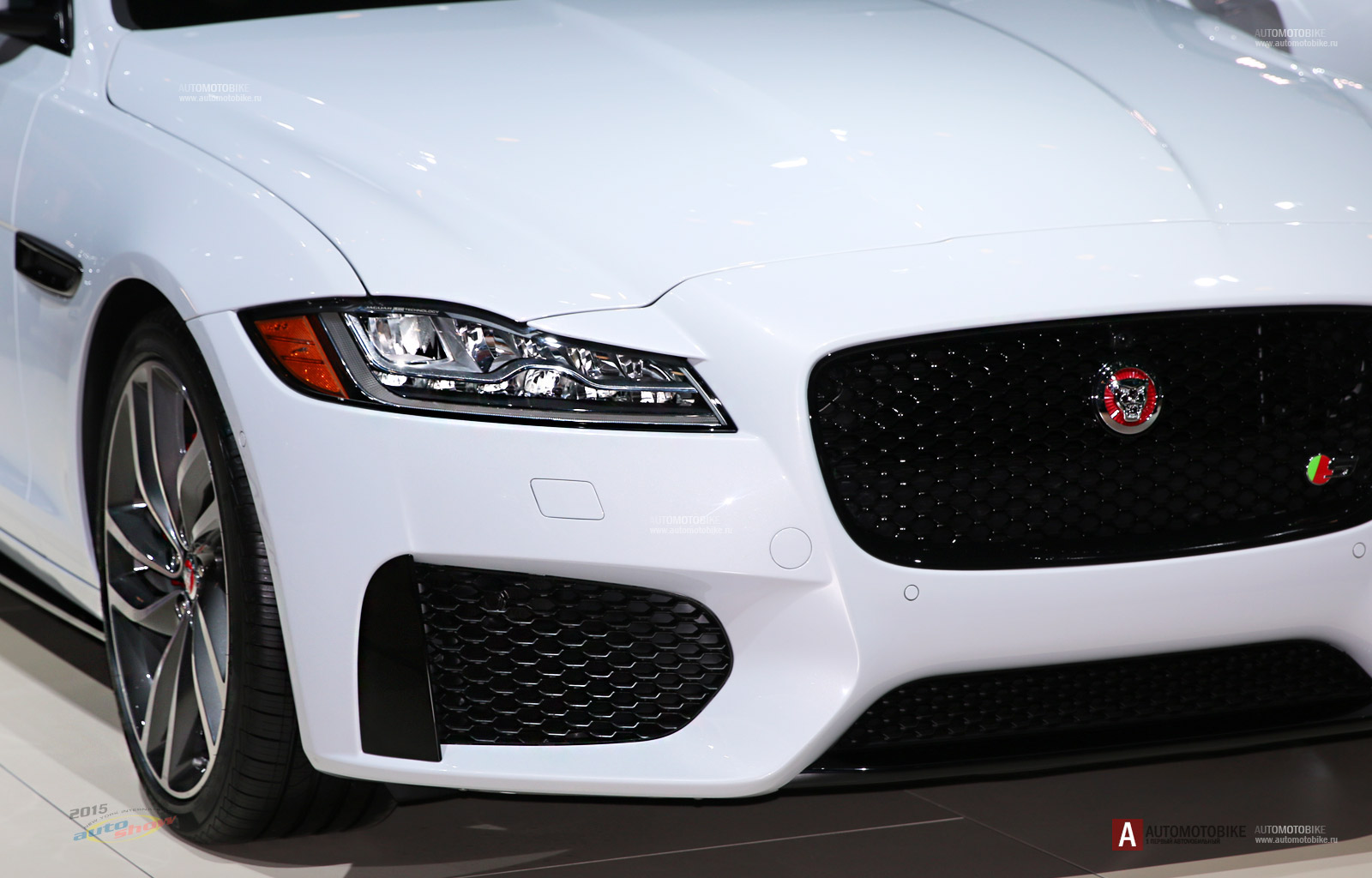 Переднюю часть седана Jaguar XF 2016 украшают светодиодные фары, имеющие «хищный взгляд» Переднюю часть седана Jaguar XF 2016 украшают светодиодные фары, имеющие «хищный взгляд»