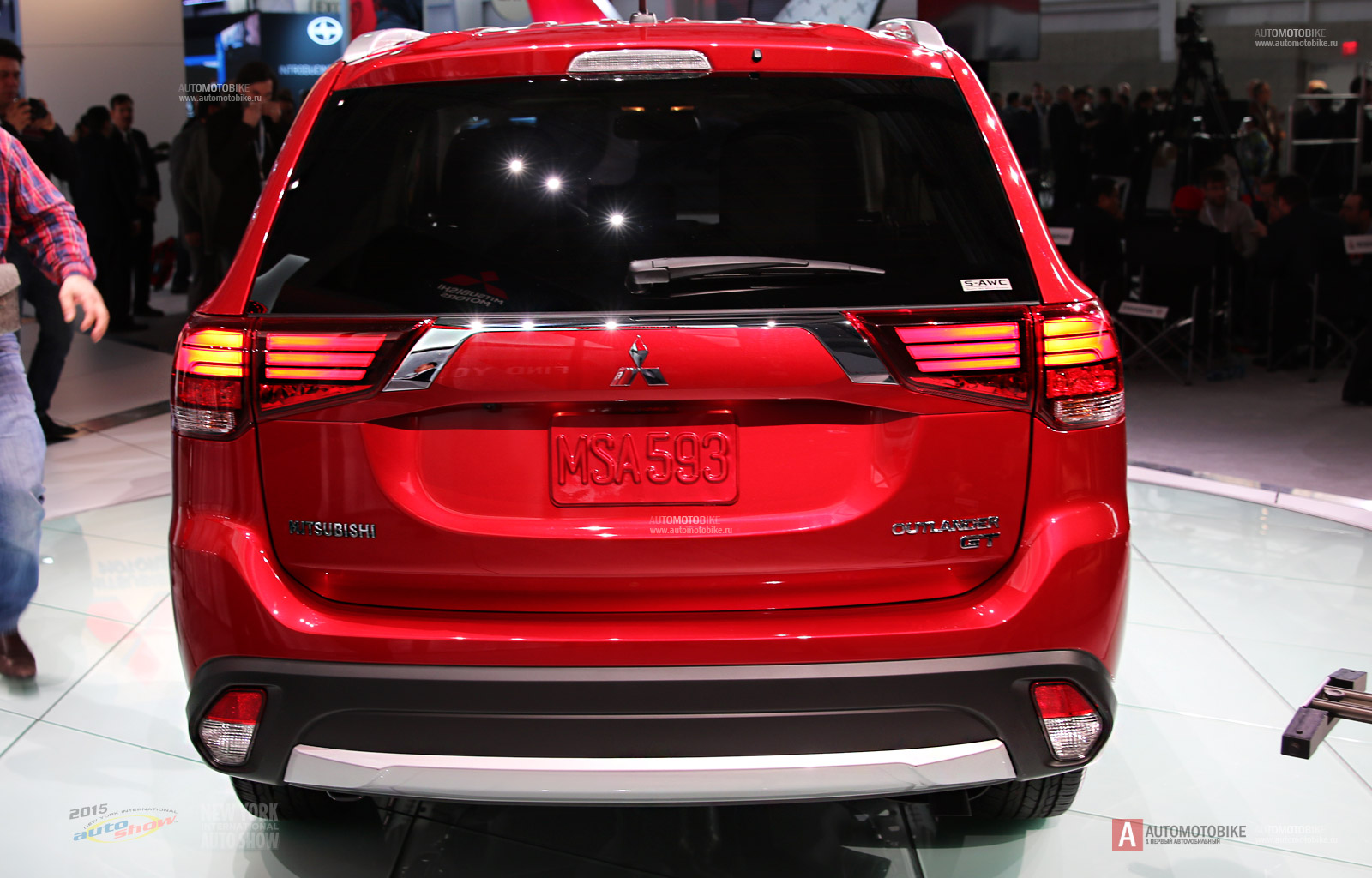 Обзор кроссовера Mitsubishi Outlander 2016 от автопортала Автомотобайк Рестайлинговый кроссовер Mitsubishi Outlander 2016 фотография задней части автомобиля. Обзор кроссовера Mitsubishi Outlander 2016 от автопортала Автомотобайк