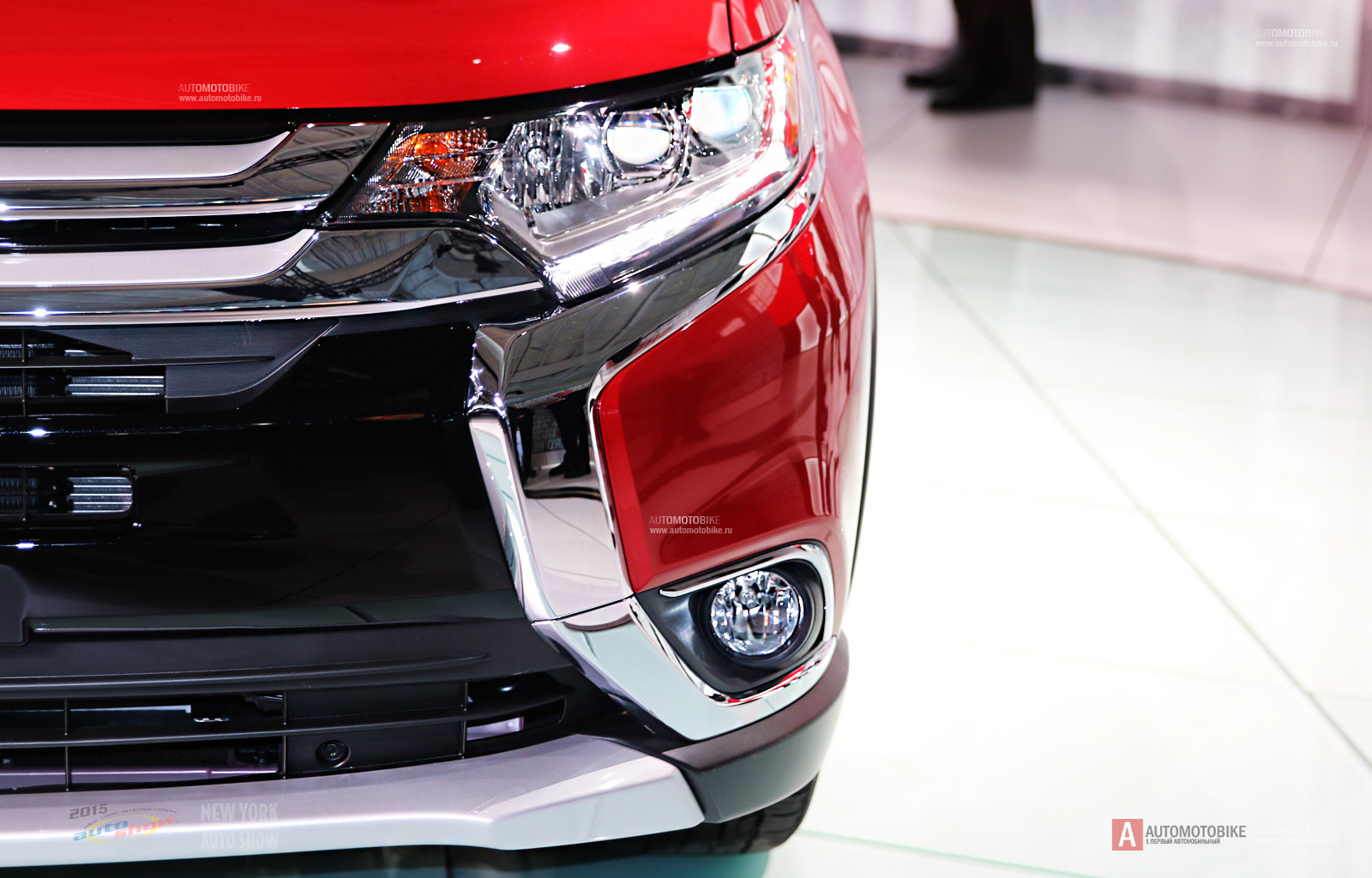 Рестайлинговый кроссовер Mitsubishi Outlander 2016 модельного года от Автомотобайк.ру обзор Рестайлинговый кроссовер Mitsubishi Outlander 2016 фотография передней части бампера, вставок, фары