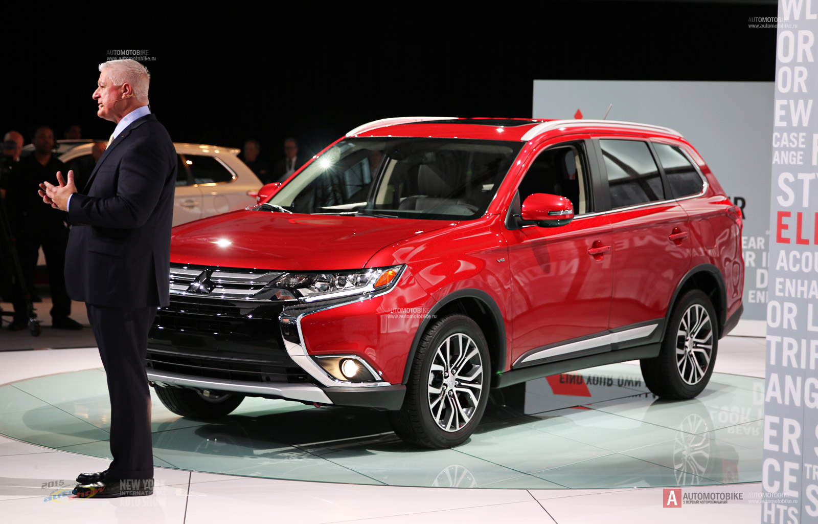 Обзор нового поколения Mitsubishi Outlander на автосалоне в Нью Йорке 2015 года Обзор нового поколения Mitsubishi Outlander 2016 рейсталинг на автосалоне в Нью Йорке 2015