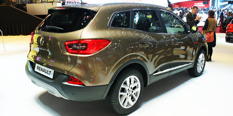 Кроссовер Renault Kadjar можно назвать французским Nissan Qashqai. Несмотря на то, что автомобили отличаются внешностью и оснащением, можно заметить сходства. Габаритные размеры «Каджара» практически скопированы «Кашкая». Отличается только длина 4450 мм (вместо 4380 мм), остальные габаритные остались прежними - ширина 1840 мм; высота 1600 мм и клиренс 190 мм Кроссовер Renault Kadjar можно назвать французским Nissan Qashqai. Несмотря на то, что автомобили отличаются внешностью и оснащением, можно заметить сходства. Габаритные размеры «Каджара» практически скопированы «Кашкая». Отличается только длина 4450 мм (вместо 4380 мм), остальные габаритные остались прежними - ширина 1840 мм; высота 1600 мм и клиренс 190 мм
