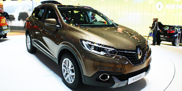 В дизайне кузова Renault Kadjar можно встретить некоторые черты Nissan Qashqai. Автомобиль получил обновленную решетку радиатора и переднюю оптику от Renault Espace, а вот сбоку новинку можно легко спутать с Qashqai В дизайне кузова Renault Kadjar можно встретить некоторые черты Nissan Qashqai. Автомобиль получил обновленную решетку радиатора и переднюю оптику от Renault Espace, а вот сбоку новинку можно легко спутать с Qashqai